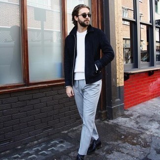 Какие свитера с круглым вырезом носить с черными лоферами мужчине