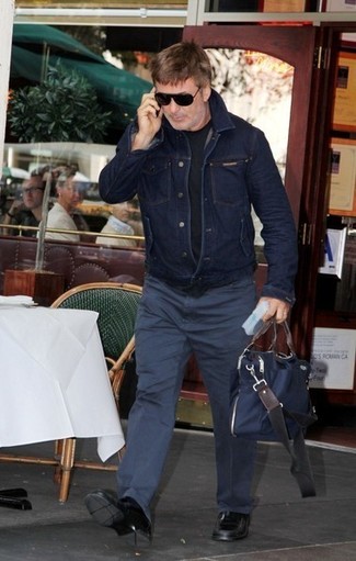 Какие джинсовые куртки носить с черными лоферами мужчине