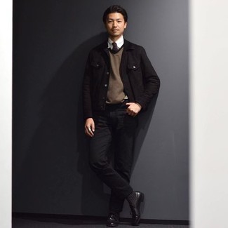 Какие джинсовые куртки носить с черными лоферами мужчине