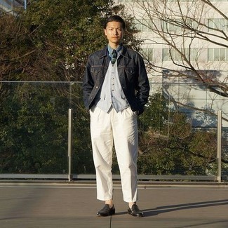 Какие джинсовые куртки носить с черными лоферами мужчине