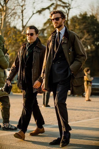 Какие дождевики носить с черными лоферами мужчине