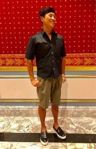 Какие шорты носить с черными лоферами мужчине