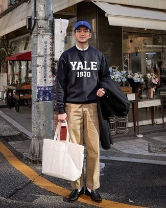 Какие свитшоты носить с черными лоферами мужчине