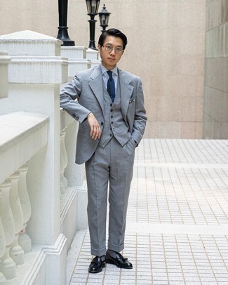 Какие костюмы-тройки носить с черными лоферами