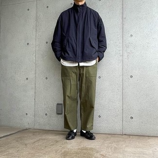 Какие ветровки носить с черными лоферами мужчине