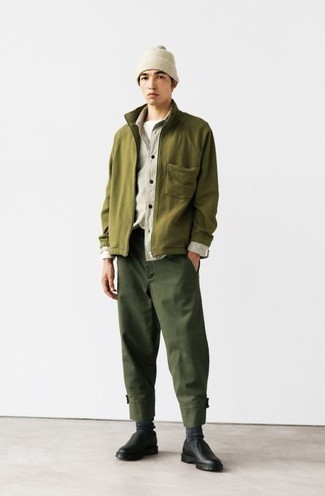 Какие свитера на молнии носить с черными лоферами мужчине