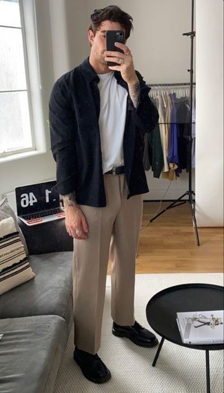 С чем носить черную рубашку с длинным рукавом в 30 лет мужчине