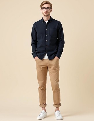 С чем носить черную рубашку с длинным рукавом мужчине в стиле кэжуал