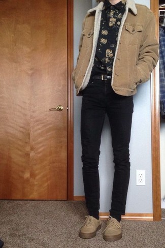 С чем носить черную рубашку с длинным рукавом мужчине в стиле кэжуал