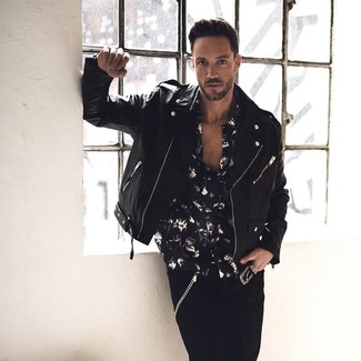 С чем носить черную рубашку с длинным рукавом в 20 лет мужчине