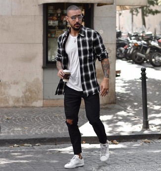 С чем носить черную рубашку с длинным рукавом в 20 лет мужчине