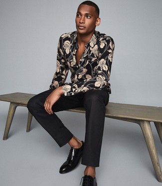 С чем носить черную рубашку с длинным рукавом в 20 лет мужчине