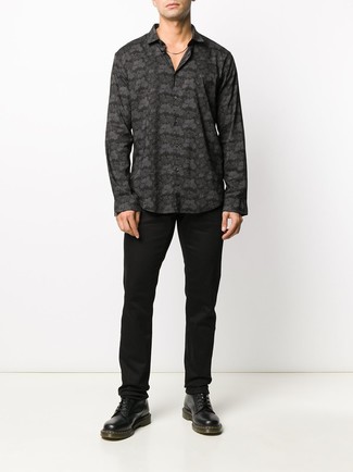 С чем носить черную рубашку с длинным рукавом в 20 лет мужчине
