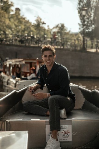 С чем носить черную рубашку с длинным рукавом в 20 лет мужчине