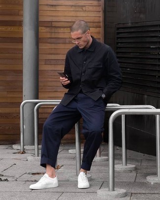 С чем носить черную рубашку с длинным рукавом в 20 лет мужчине