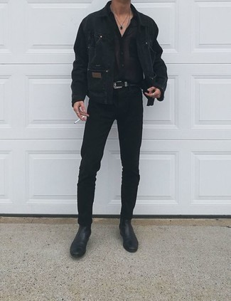 С чем носить черную рубашку с длинным рукавом в 20 лет мужчине