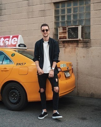 С чем носить черную рубашку с длинным рукавом в 20 лет мужчине