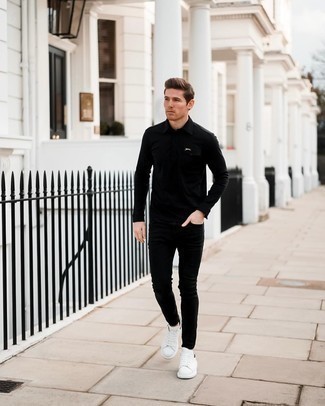 С чем носить черную рубашку с длинным рукавом в 20 лет мужчине