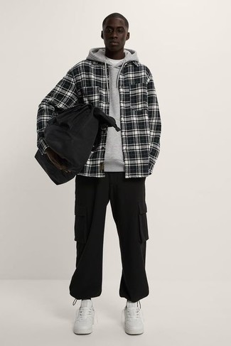 С чем носить черную рубашку с длинным рукавом мужчине