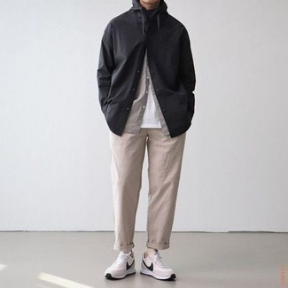 С чем носить черную рубашку с длинным рукавом в 20 лет мужчине