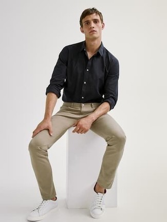 С чем носить черную рубашку с длинным рукавом мужчине в стиле кэжуал