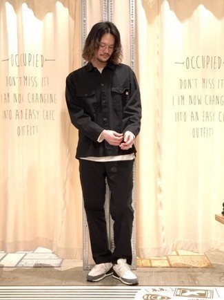 С чем носить черную рубашку с длинным рукавом мужчине в стиле кэжуал