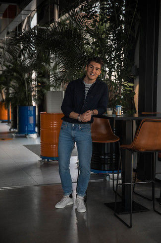 С чем носить черную рубашку с длинным рукавом мужчине в стиле кэжуал