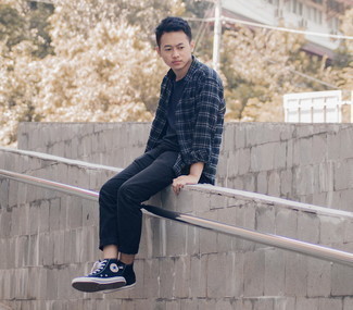 С чем носить черную рубашку с длинным рукавом мужчине