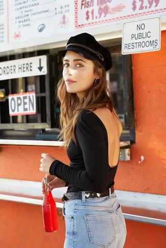 С чем носить черную футболку с длинным рукавом женщине