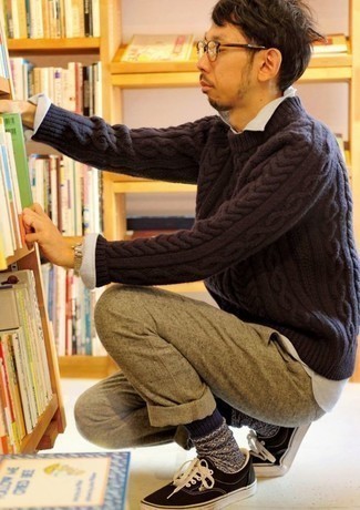 Какие вязаные свитера носить с черными низкими кедами мужчине