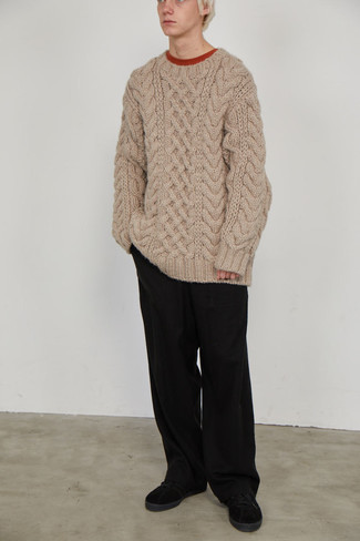 Какие вязаные свитера носить с черными низкими кедами мужчине