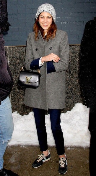 Как носить черные низкие кеды с темно-серым пальто женщине