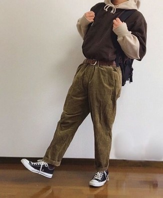 Какие брюки чинос носить с черными низкими кедами