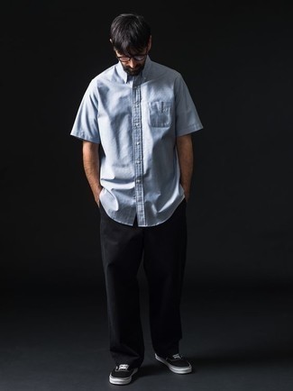 Какие брюки чинос носить с черными низкими кедами