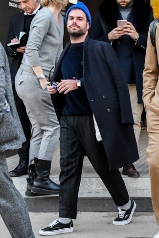 Какие брюки чинос носить с черными низкими кедами