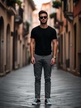 Какие брюки чинос носить с черными низкими кедами