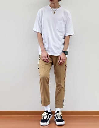 Какие брюки чинос носить с черными низкими кедами