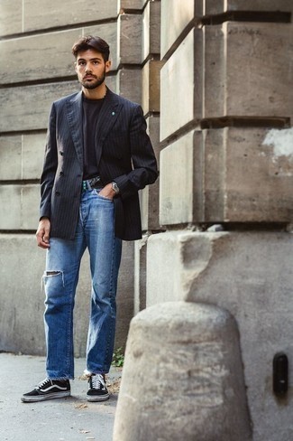 Какие двубортные пиджаки носить с черными низкими кедами мужчине