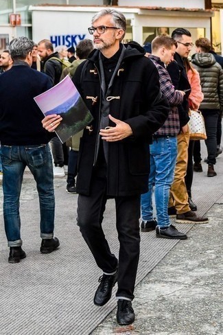 Какие дафлкоты носить с черными низкими кедами мужчине