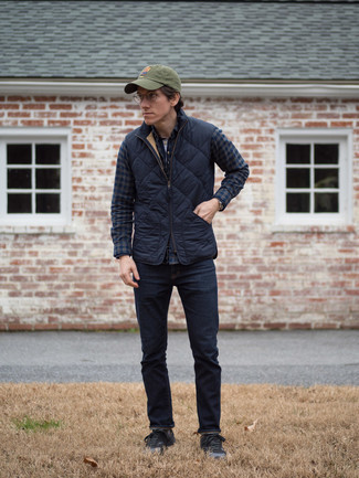 Какие куртки без рукавов носить с черными низкими кедами мужчине