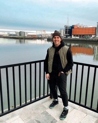 Какие куртки без рукавов носить с черными низкими кедами мужчине