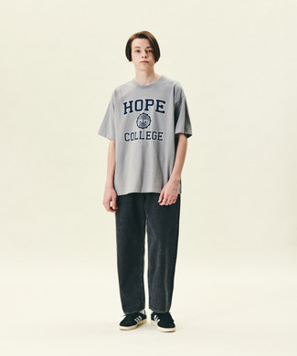 Какие джинсы носить с черными низкими кедами мужчине