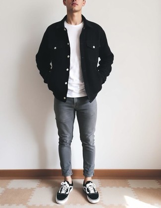 Какие джинсы носить с черными низкими кедами мужчине