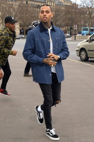 Какие джинсы носить с черными низкими кедами мужчине