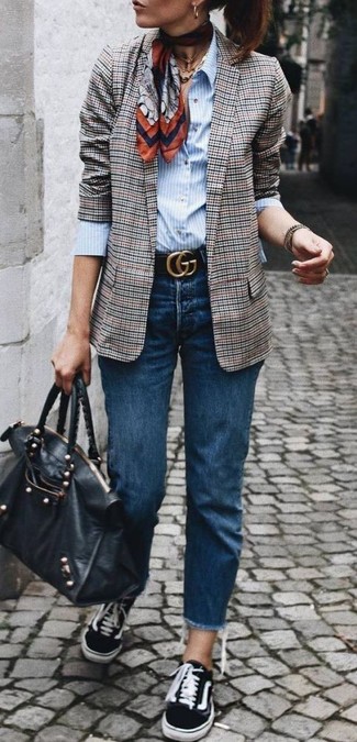 Какие джинсы носить с черными низкими кедами женщине