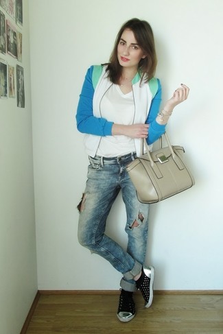 Какие джинсы носить с черными низкими кедами женщине