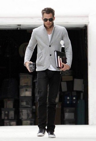 Какие джинсы носить с черными низкими кедами мужчине