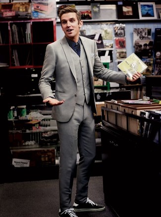 С чем носить черные низкие кеды мужчине