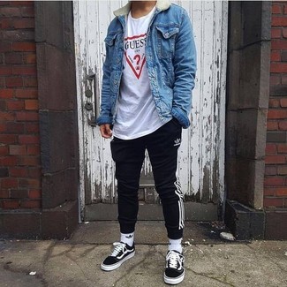 С чем носить черные низкие кеды мужчине