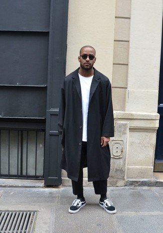 С чем носить черные низкие кеды мужчине